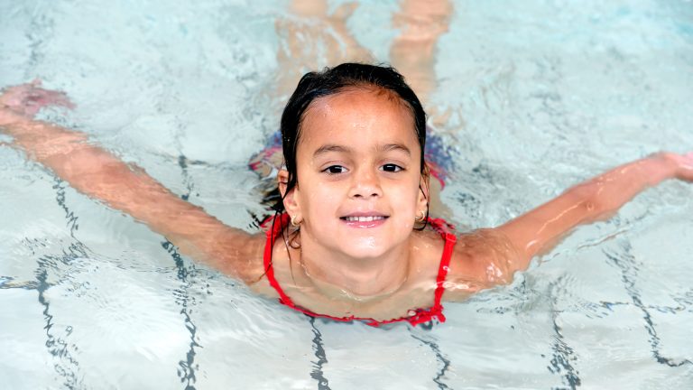 Weinig interesse bij Alkmaarse scholen voor brede herinvoering schoolzwemmen: voldoende alternatieven