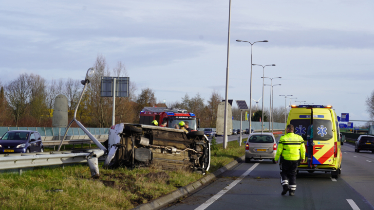 Bestuurster belandt met auto op zijkant langs N242 in Alkmaar