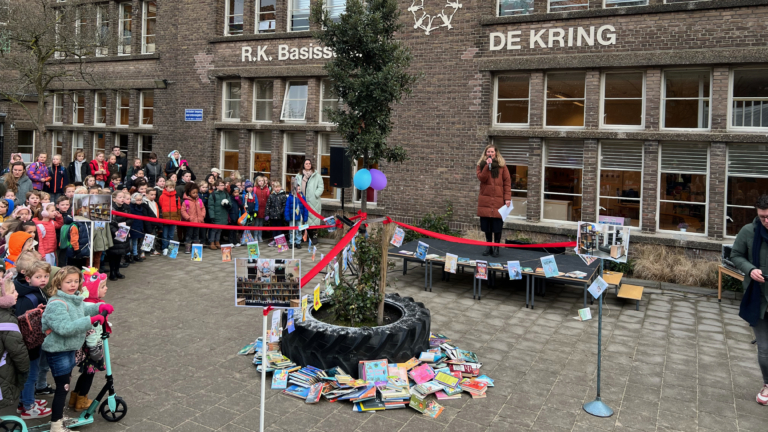 ‘De Bibliotheek op school’ op Alkmaarse basisschool De Kring feestelijk geopend