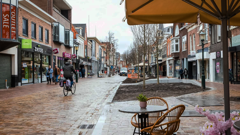 Herinrichting van Alkmaarse winkelstraat Laat-West in eindfase: eerste bomen geplant
