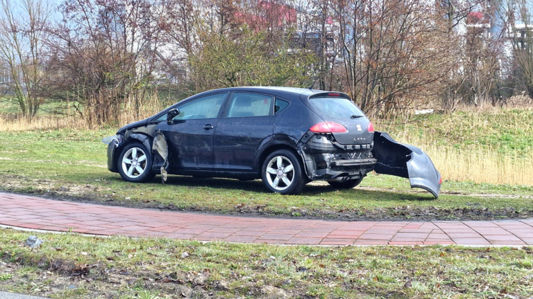 Zwaar beschadigde auto achtergelaten naast Diamantweg in Alkmaar