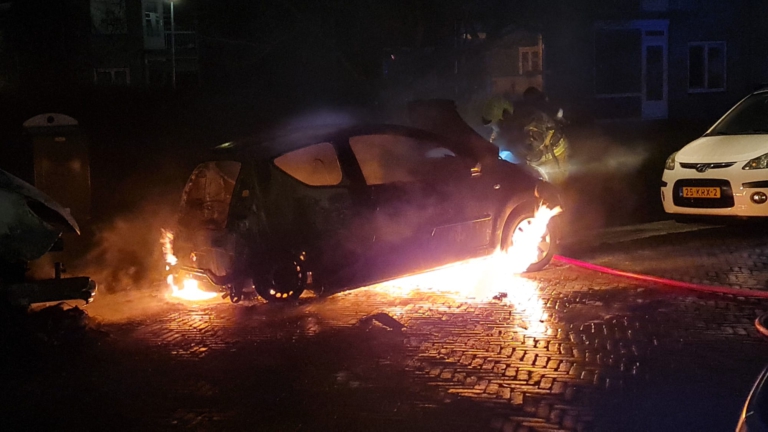 Nachtelijke sirenes en autobrand wekken bewoners Alkmaarse Boendalehof