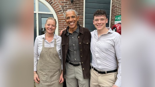 Hoog bezoek in restaurant van Alkmaarse Cindy: Obama prikt vorkje mee