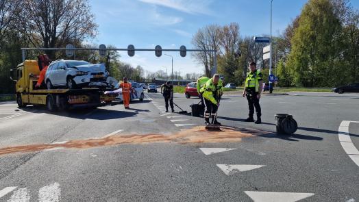 Aanrijding op kruising Nollenweg met Herenweg in Alkmaar; automobilist reed mogelijk door rood