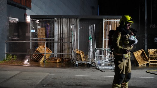 Stapel broodkratten in opslagruimte AH XL in Alkmaar in brand