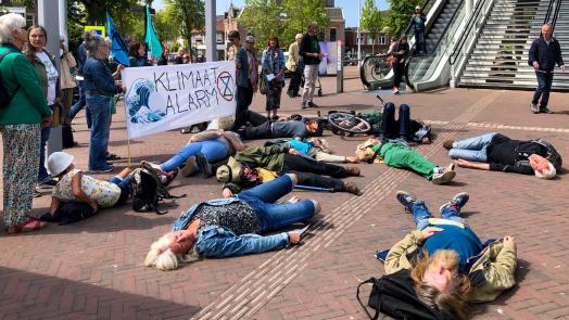 Extinction Rebellion Alkmaar houdt klimaatalarm op stationsplein