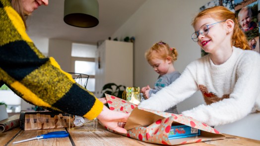 Stichting Present Alkmaar zoekt vrijwilligers voor Zomerpakkettenactie: “Erg gezellig”