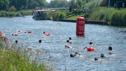 Warm weer en gezelligheid bij de Hoornse Vaart Open Water Swim: “Het is boven verwachting verlopen”