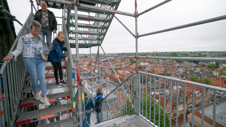 Honderden mensen maken klim naar ‘Het Grote Raam’ in Alkmaar: “De treden vallen best mee”