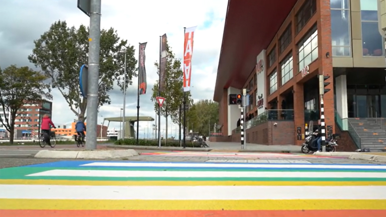 Tweede regenboogzebrapad komt bij nieuw gemeentehuis Heiloo