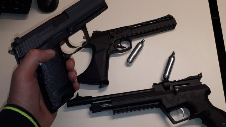 Politie waarschuwt jongeren met nepvuurwapens: “Risico dat we onze wapens trekken”