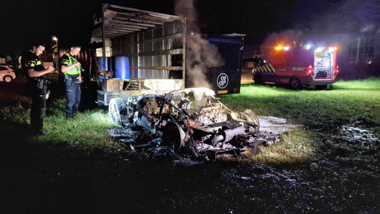 Auto aan Beverkoog in Alkmaar volledig verwoest door brand