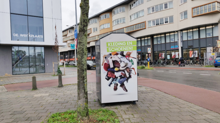 Daar is ‘ie weer: omstreden kledingcontainer terug in Alkmaar