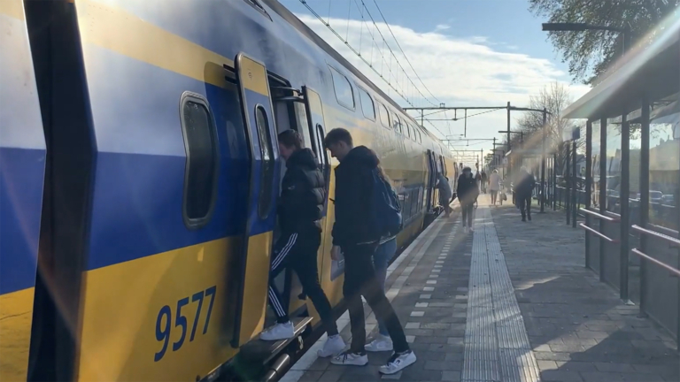 “Juist in de weekenden doen toeristen dagje Alkmaar”: manifest moet vermindering treinen tegenhouden