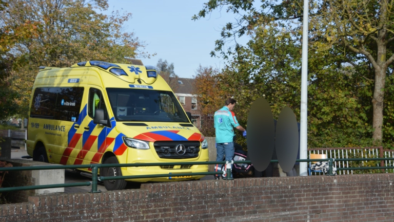 Vrouw komt hard ten val met scooter in Alkmaar
