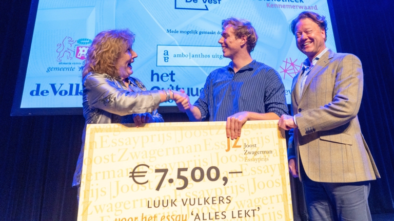Schrijver Luuk Volkers wint Joost Zwagerman Essayprijs