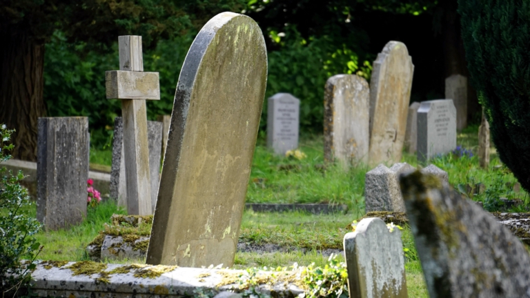 Zorgen over onderhoud van begraafplaatsen in Dijk en Waard: “Verdrietig om te horen”