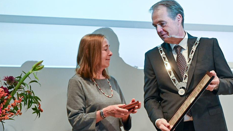 Marianne van Gils ontvangt muzepenning van gemeente Bergen 