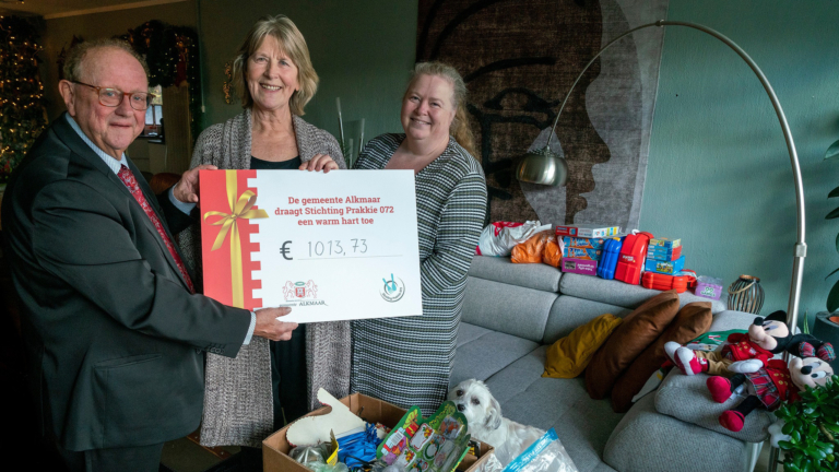 Gemeente Alkmaar doneert geld uit gevonden voorwerpen aan Stichting Prakkie 072