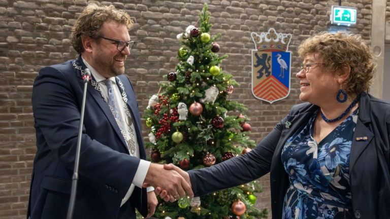 Wethouder Annette Groot krijgt ereteken bij afscheid: ‘Monumentale bijdrage’