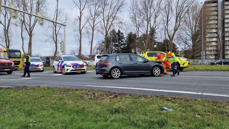 Auto weggesleept na kop-staartbotsing op verkeersplein Kooimeer