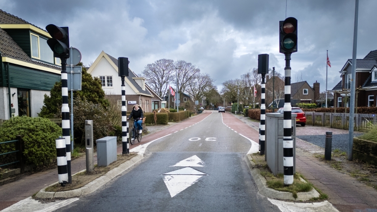 Leefbaar Alkmaar in actie tegen pasjesproef voor spitspaal Herenweg: “Het is maar 1,5 kilometer naar school”