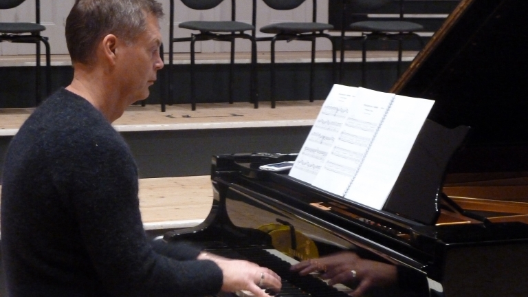 Pianist Feico Deutekom speelt ‘Etudes van Philip Glass’ in Ruïnekerk Bergen 🗓