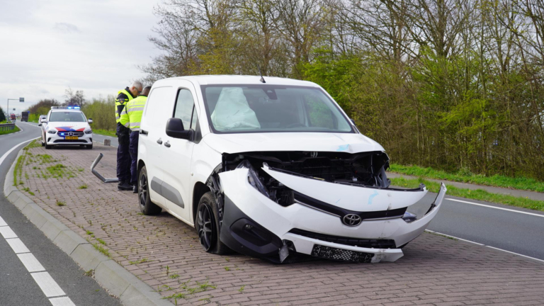 Auto ramt verkeersbord en rijdt betonblok uit de grond bij Starnmeer