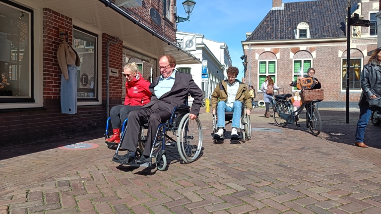 Met een rolstoel door de binnenstad van Alkmaar: “Het is ècht een drama”
