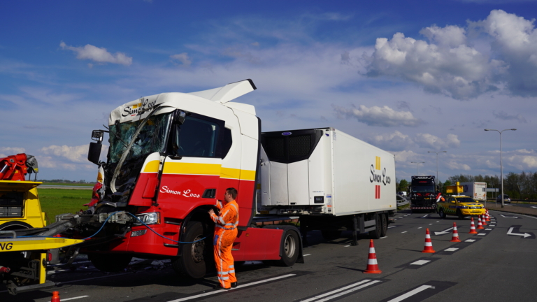 Kop-staartbotsing met vrachtwagens: flinke schade en diesel op wegdek