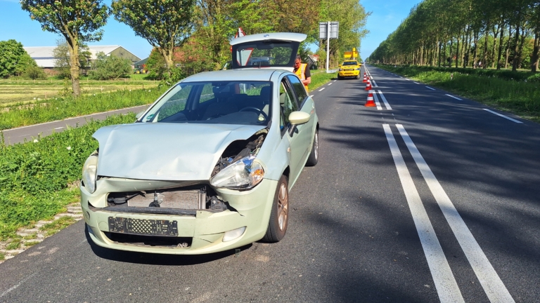 Auto total loss na ongeluk op N243 bij Stompetoren