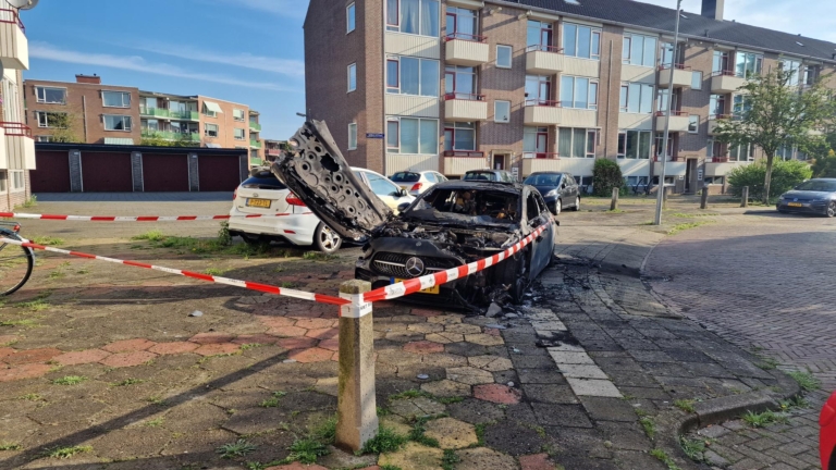 Mercedes brandt uit in Alkmaar: mogelijk brandstichting