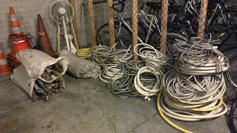 Wie mist er een grote hoeveelheid koper en kabels?