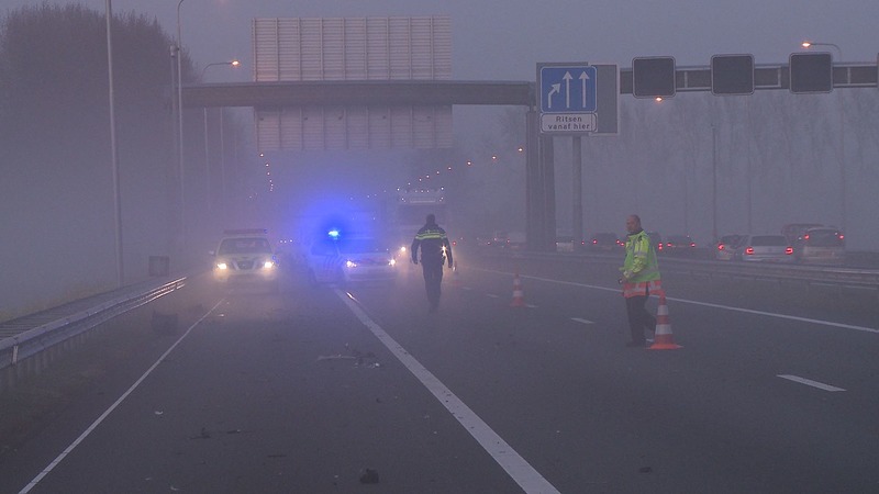 Automobilist rijdt achterop vrachtwagen op A9 richting Alkmaar