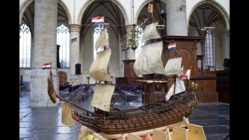 Gerestaureerd scheepsmodel Michiel de Ruyter terug in Grote Sint Laurenskerk