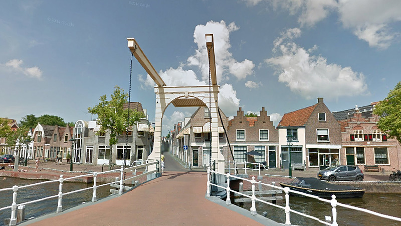 Nieuwlandbrug over Oudegracht beschadigd door vrachtwagen