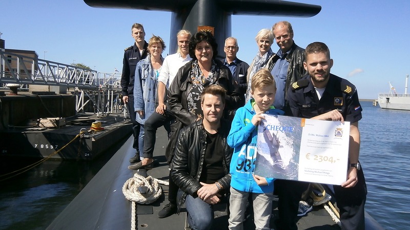 Stichting Michael-Wings ontvangt cheque van bemanning onderzeeër Zr. Ms. Walrus