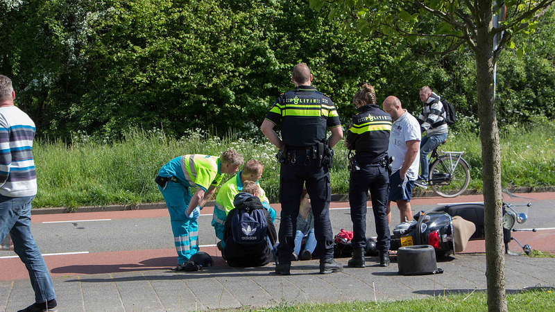 Bestuurder en passagier snorscooter gewond na botsing met auto