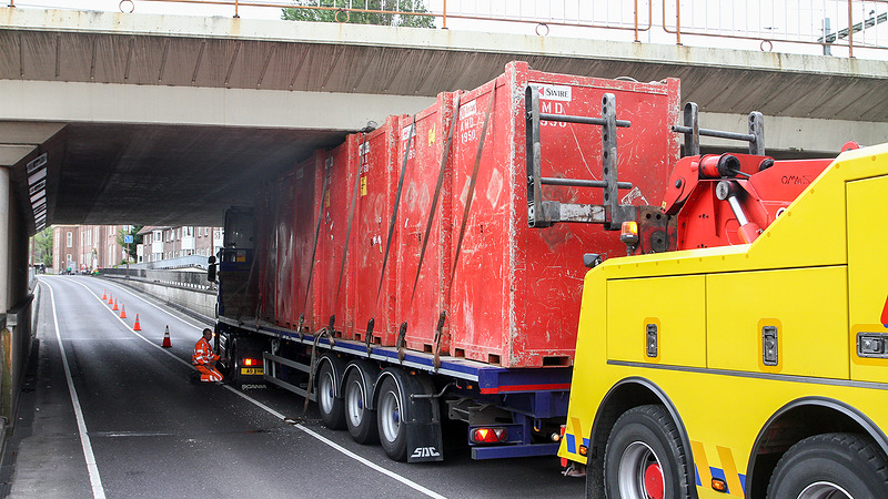 Britse vrachtwagen rijdt zich klem onder viaduct Bergerweg