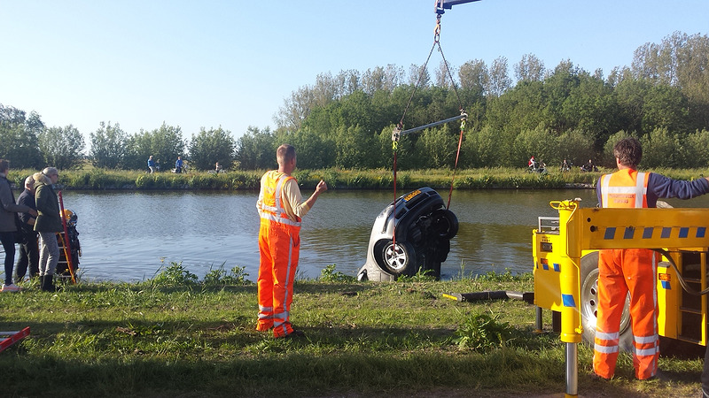 Automobiliste te water in Starnmeer