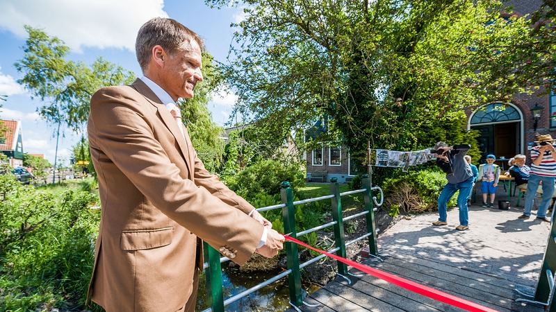 Officiële heropening door buurtbewoners gerestaureerde brug Noordeinder Vermaning