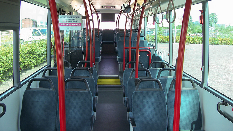 Connexxion-bus bekogeld: passagiers ongedeerd, één raam ingegooid