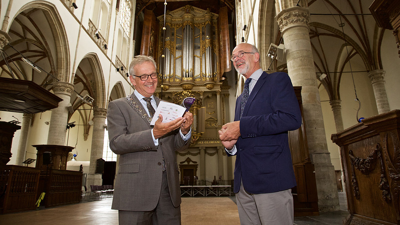 Eerste programmaboek Orgel Festival uitgereikt