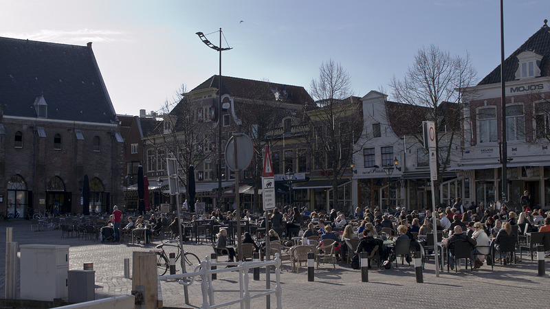 Bewoners binnenstad Alkmaar protesteren tegen ruimere openingstijden horeca