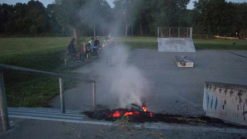 Jongeren steken hooi op skatebaan in brand; oudere jongeren stonden erbij en keken ernaar