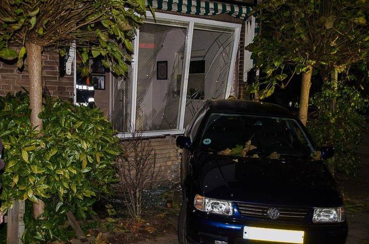 Auto rijdt tegen huis in Castricum: 1 gewonde (FOTO)