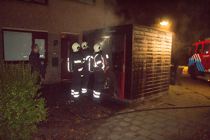 Hete uitlaat brommer zorgt voor uitruk brandweer (FOTO's)
