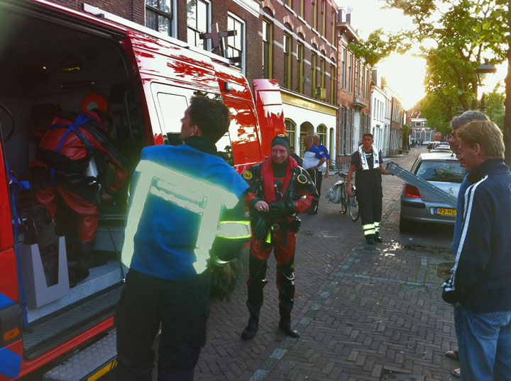 Brandweerduikers redden persoonlijke bezittingen uit Alkmaarse gracht (FOTO's)