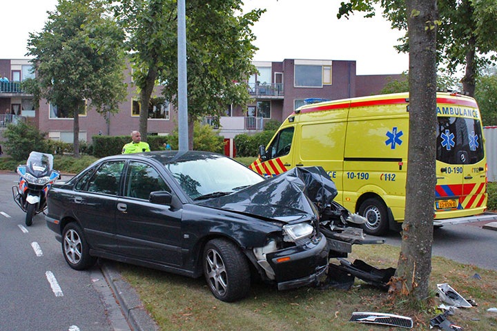 Vijfde autobrand in Alkmaar in twee weken tijd (FOTO'S)