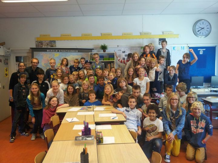 Musicalster Tommie Christiaan bezoekt Alkmaarse scholen ter promotie van cultuur (FOTO)